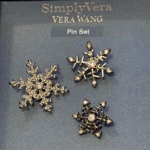 NWT Simply Vera Vera Wang beautiful snowflake trio pin set